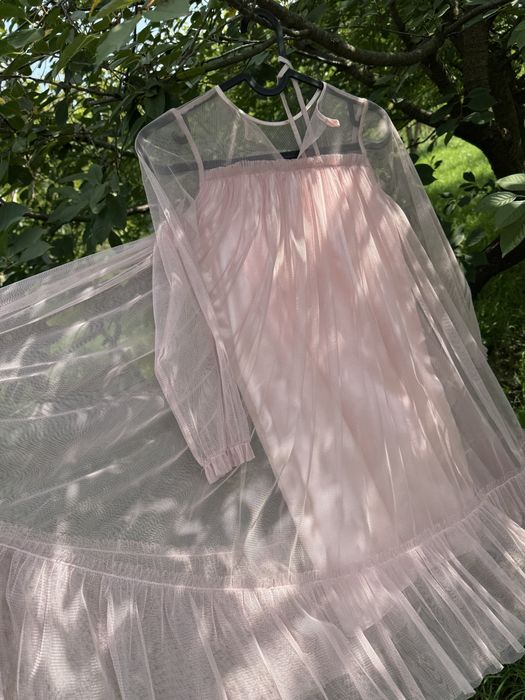 Дуже красива сукня. В чудовому стані. На зріст від 128 до 140 см