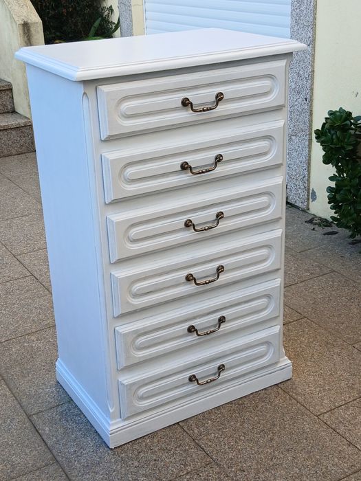 Vendo CAMISEIRO com 6 GAVETAS em madeira MACIÇA como novo.