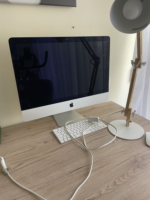 Vendo computador Mac usado com teclado e rato .. ofereço candeeiro