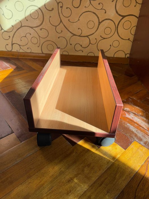 Письмовий стіл, поличка тумба для книг, підставка для компʼютера.