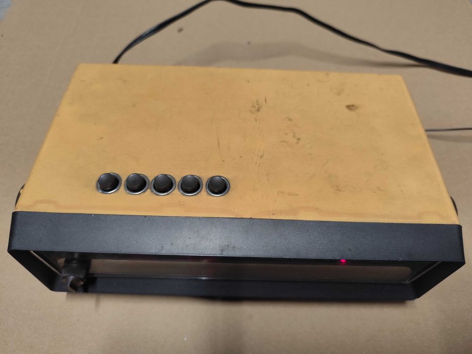 Rádio despertador antigo