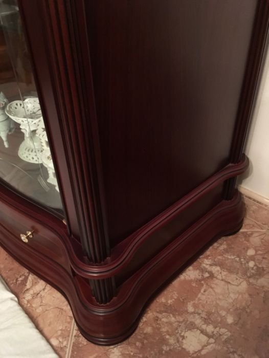 Cristaleira de Mogno