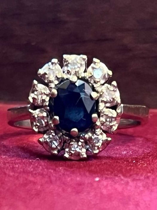 ANEL EM OURO BRANCO COM SAFIRA E BRILHANTES