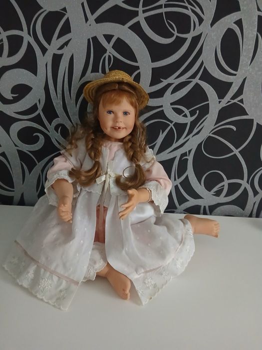 Вінілова лялька в гарному стані