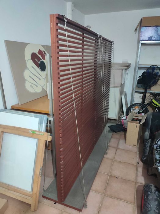 Biombos de madeira e acrílico