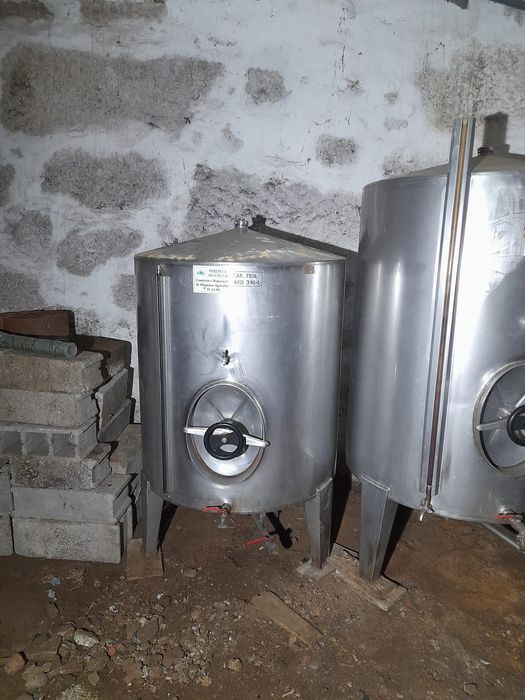 Cubas metálicas e dornas de plástico