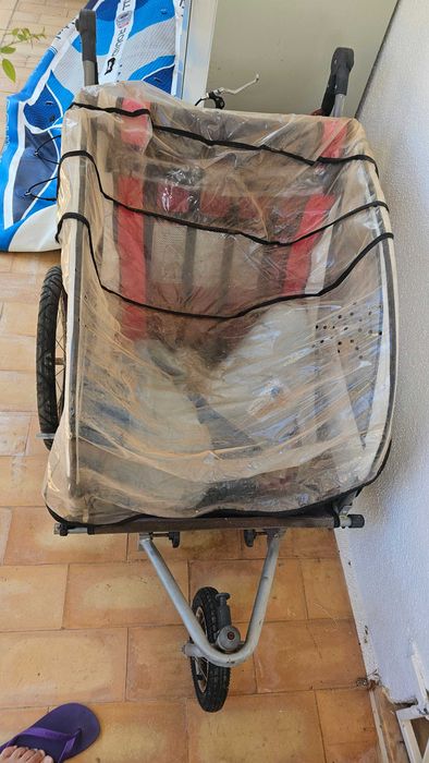 Vende-se atrelado de bicicleta para duas crianças por 50 euros.