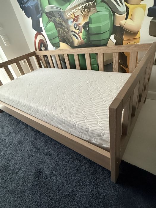 Łóżko drewniane dziecięce z materacem sprężynowym