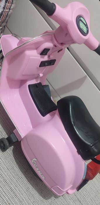 Vespa elétrica Rosa