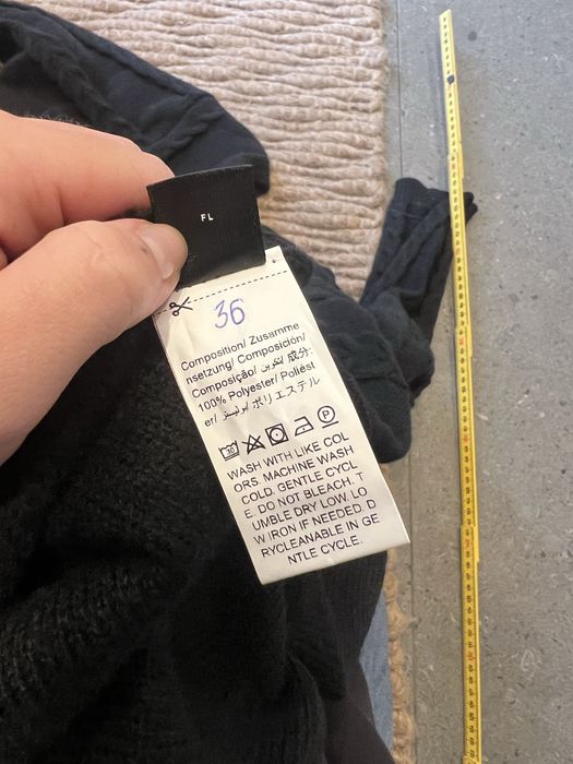 Midi czarna sweterkowa sukienka na jesień-zimę