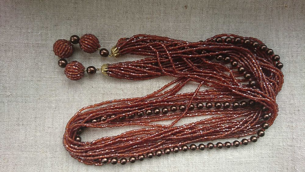 naszyjnik ze szklanych koralików w kolorze miedzi