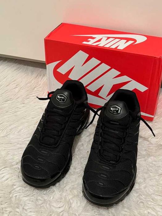 Embrace the Dark Side Nike Air Max Plus TN Black Edition 40