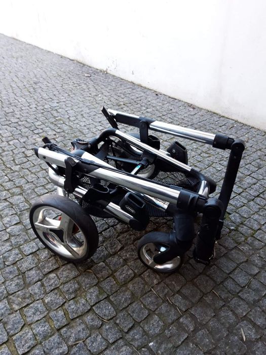 Carrinho Rider da Jané cromado com cadeira em azul escuro