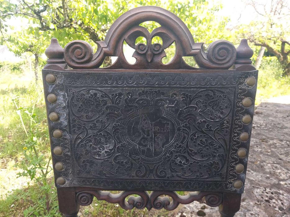 Cadeiras de couro com pregos