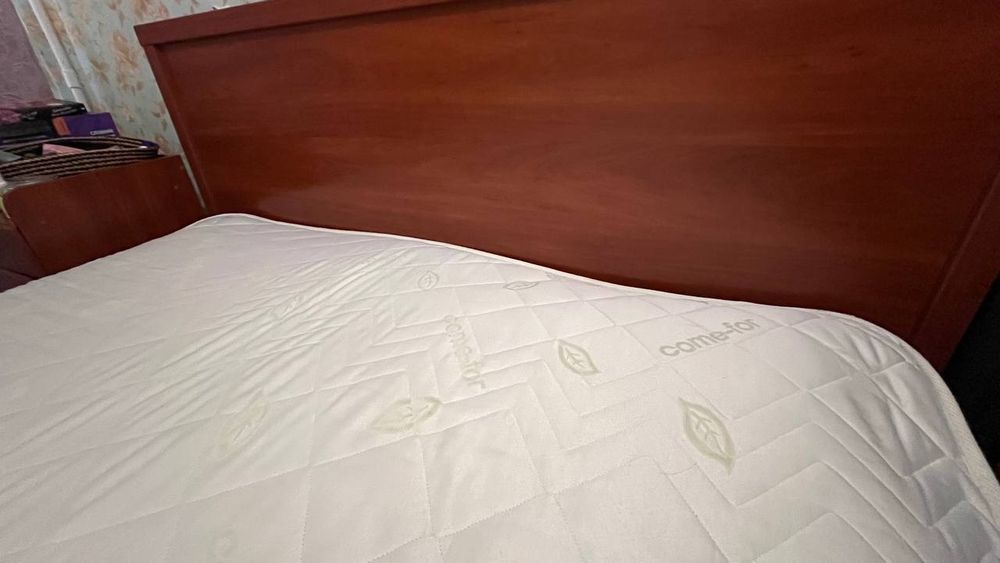 Ліжко двуспальне з матрацом