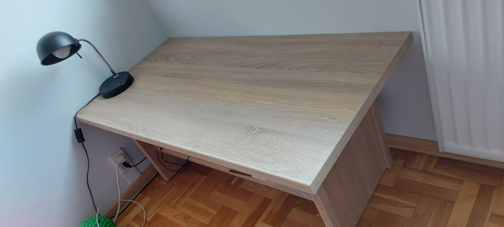 Nowoczesna wytrzymała ława w idealnym stanie