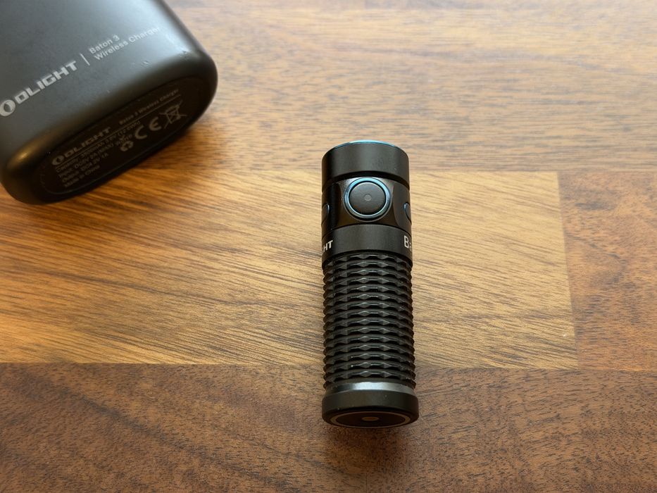 Olight Baton 3 z etui ładującym latarka + ładowarka