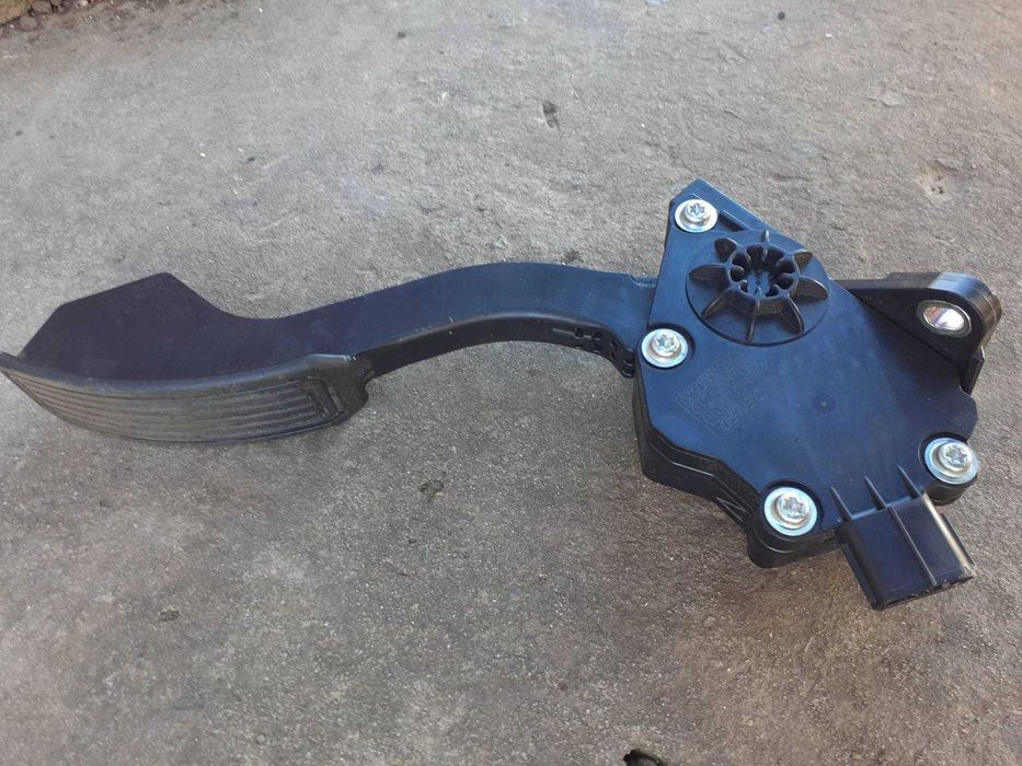 Педаль газа, сцепления,и тормоза тойота Е150