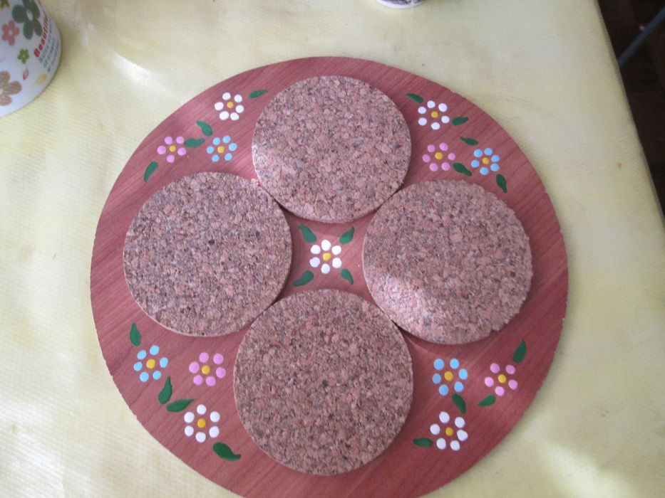 1 mochila, 1 pingadeira, caixas, 2 corta unhas e 1 base panelas