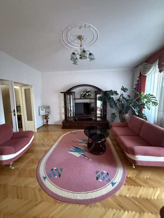 Продається велика 3 х кімнатна квартира в центрі міста