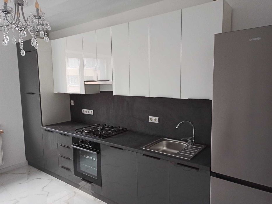 Кухня з фарбованими фасадами, під ваш розмір.