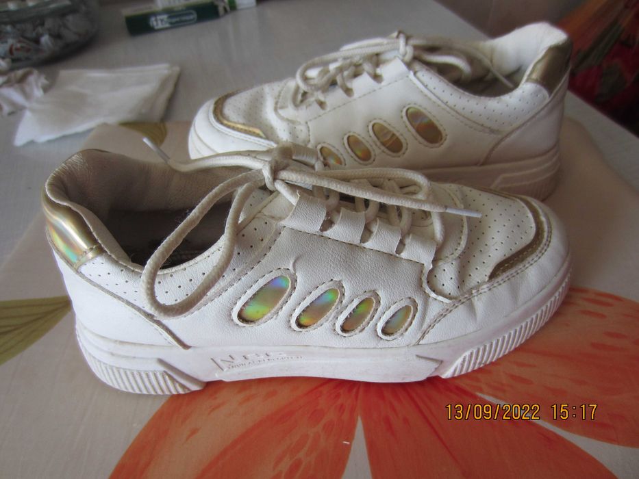 Продам: Кроссовки в хорошем состояние р35 - 22,3 см.