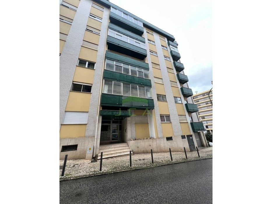 Garagem fechada com acesso exterior