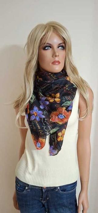 Czarna jedwabna chusta w kwiaty – 100x100 cm,