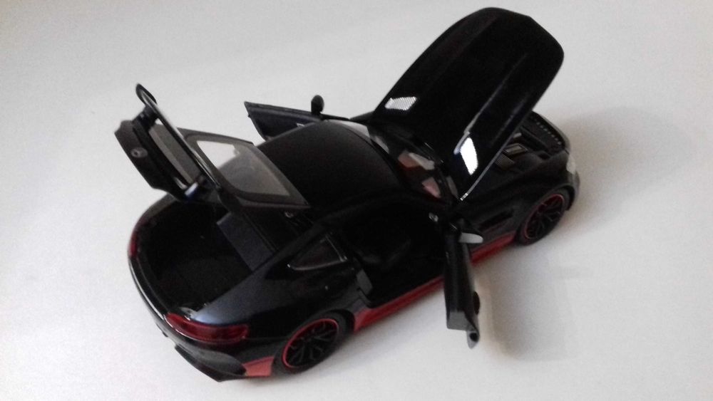 Металлопластиковая 1:24 модель  Mercedes-Benz Свет, звук,инерция GT69
