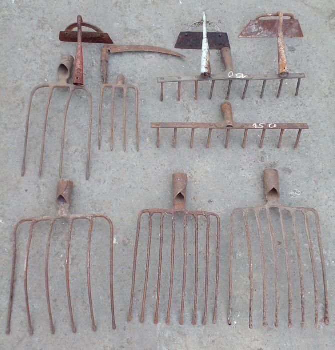 Садовый инвентарь лопаты,,сапка,грабли,серп,вилы