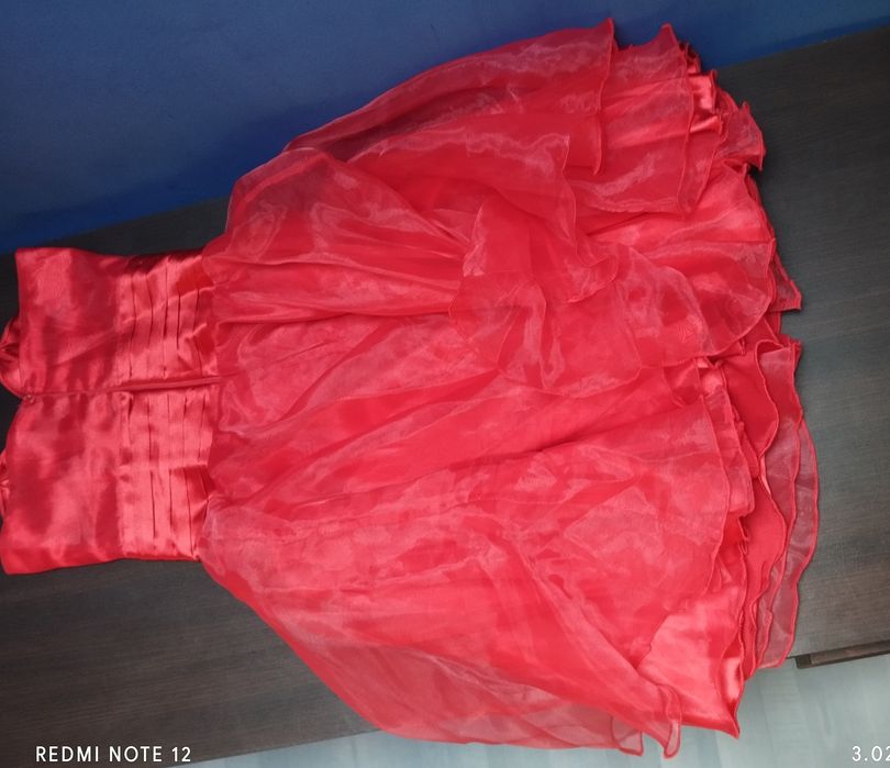 Cudna sukienka czerwona bez ramion. Pod biustem 38cm, Pas - 34cm,Długo
