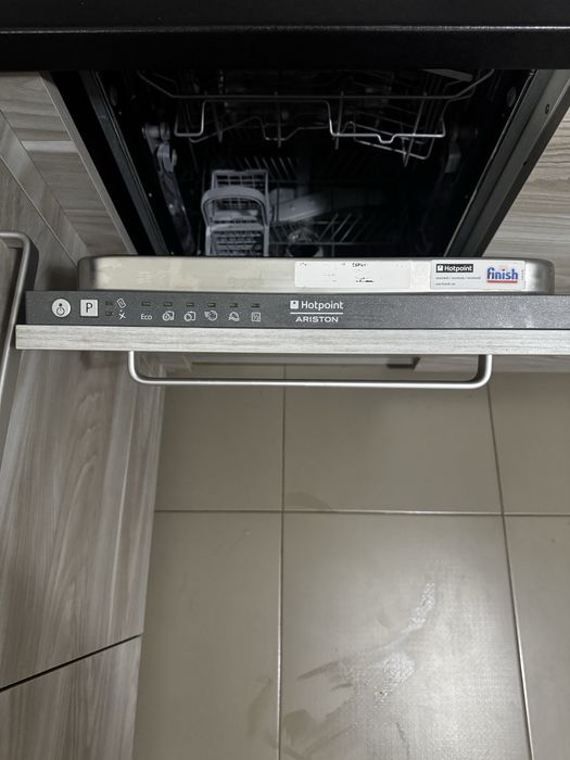 Посудомийна машина HOTPOINT LSTB6B00 EU