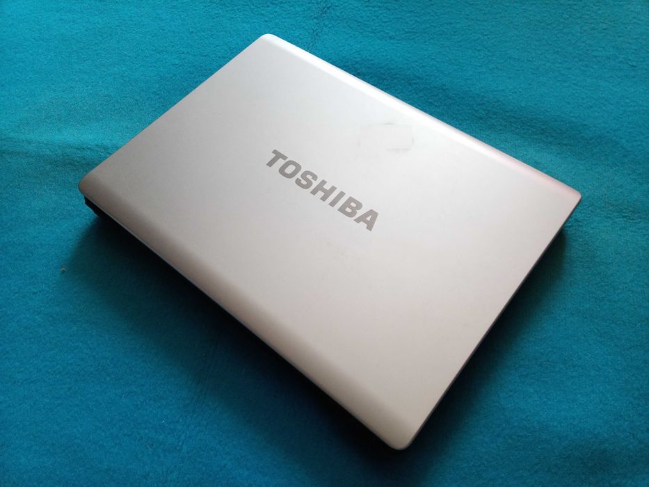 Ноутбук Toshiba Satellite в хорошем косметическом состоянии с веб камерой без блока питания (зарядки)
