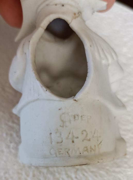 Paliteiro biscuit Germany com colagem no pescoço