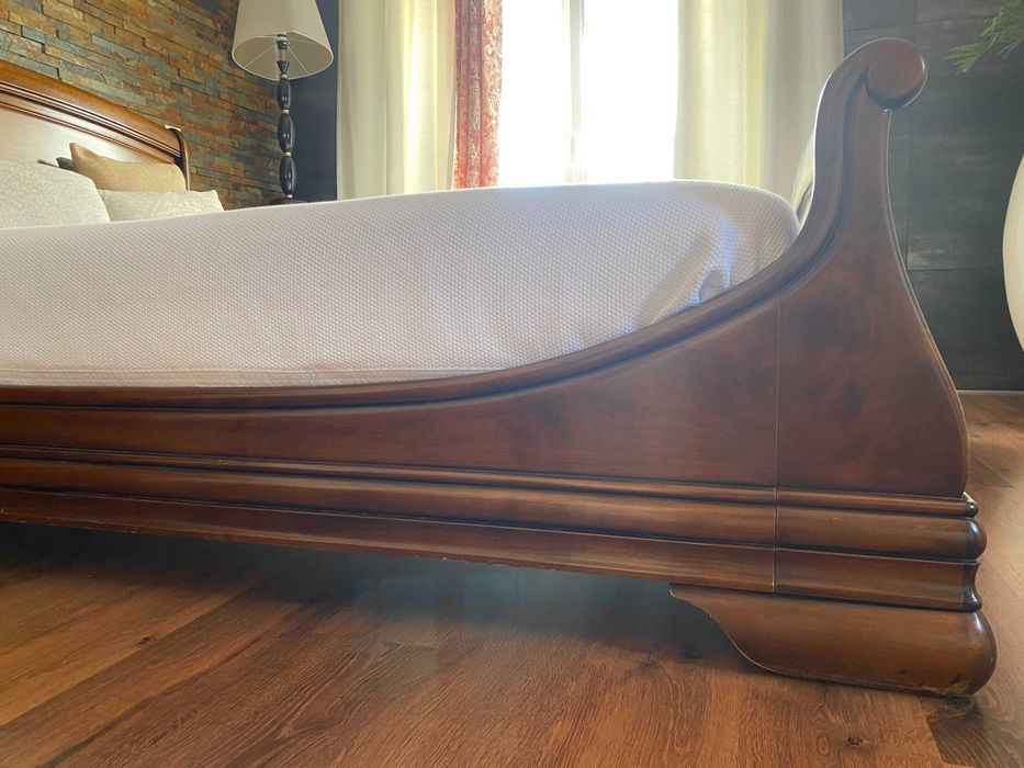 Cama de casal com duas mesas de cabeceira em madeira