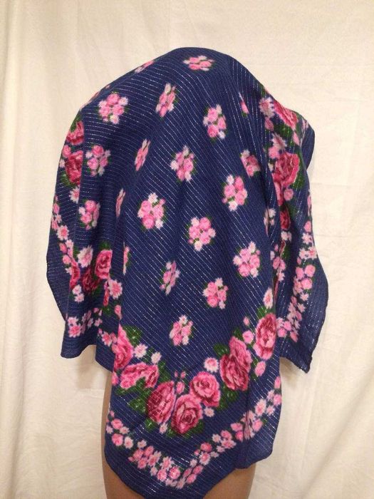 платок с китицами и рисунком