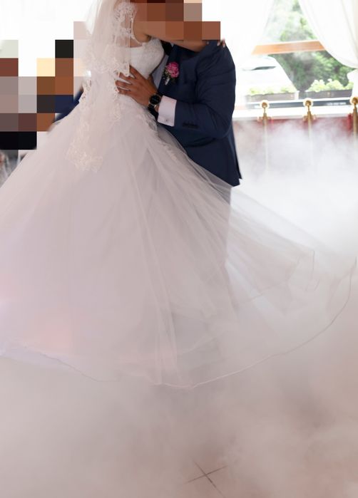 Suknia ślubna z welonem