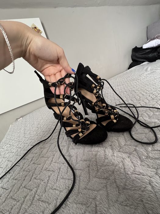 Buty wiazane na obcasie