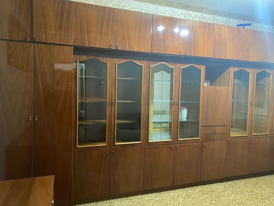 Продам великий стінковий шкаф-стінку в класичному стилі