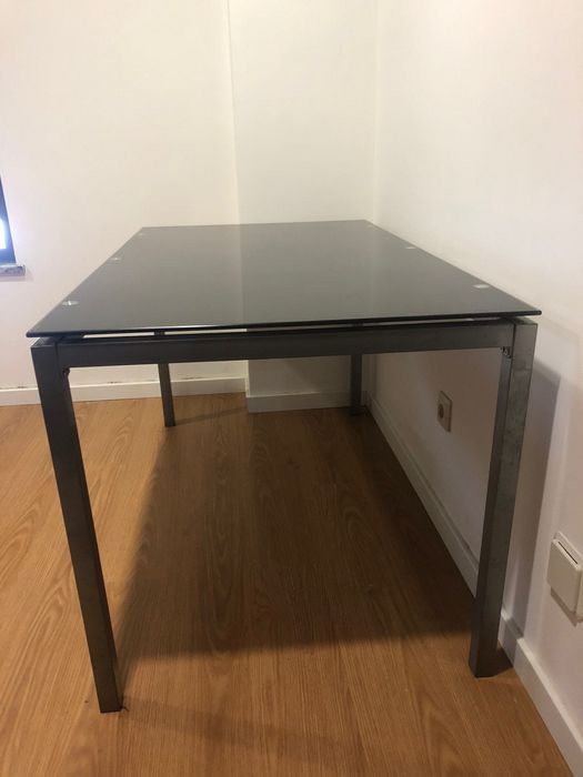 Mesa de Refeição - Metal e Vidro Temperado