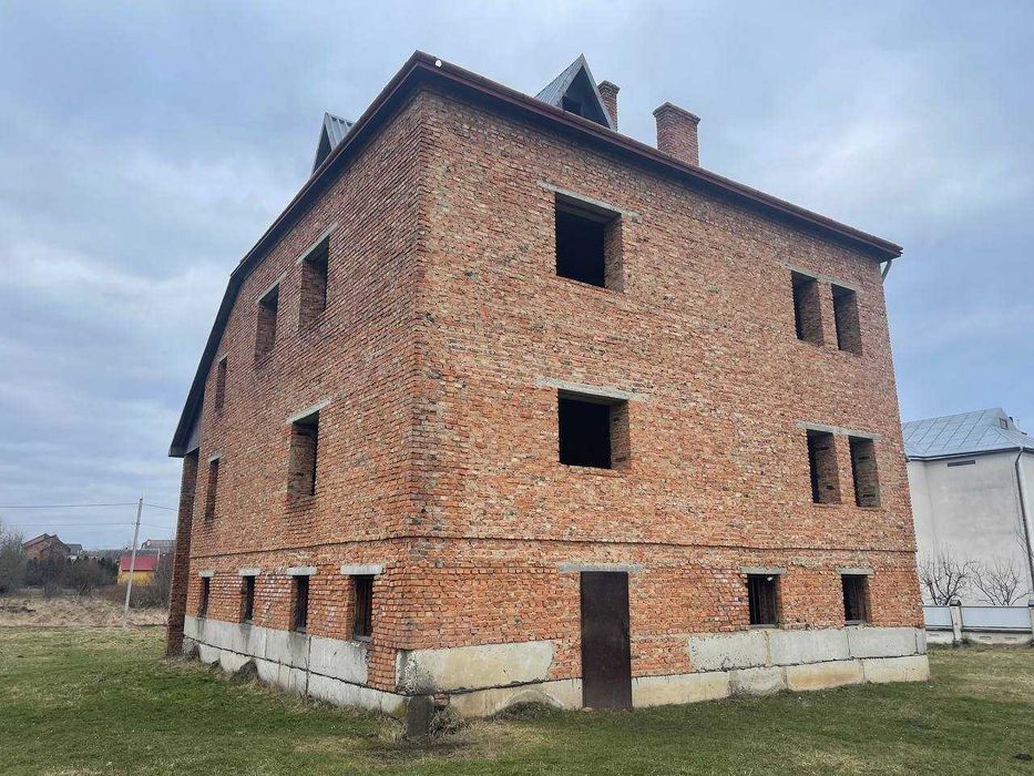 Продається будинок з гаражем біля Мостиськ