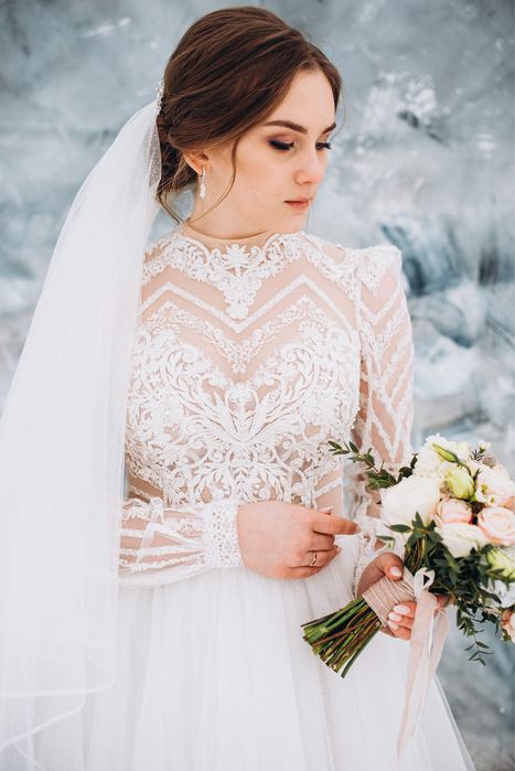 Весільна сукня з вишивкою