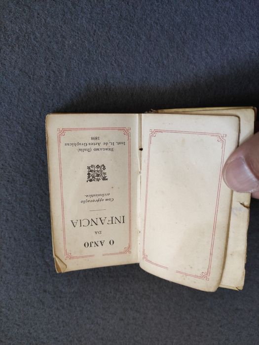 Livros religiosos: bíblias, novo testamento, missa paroquial