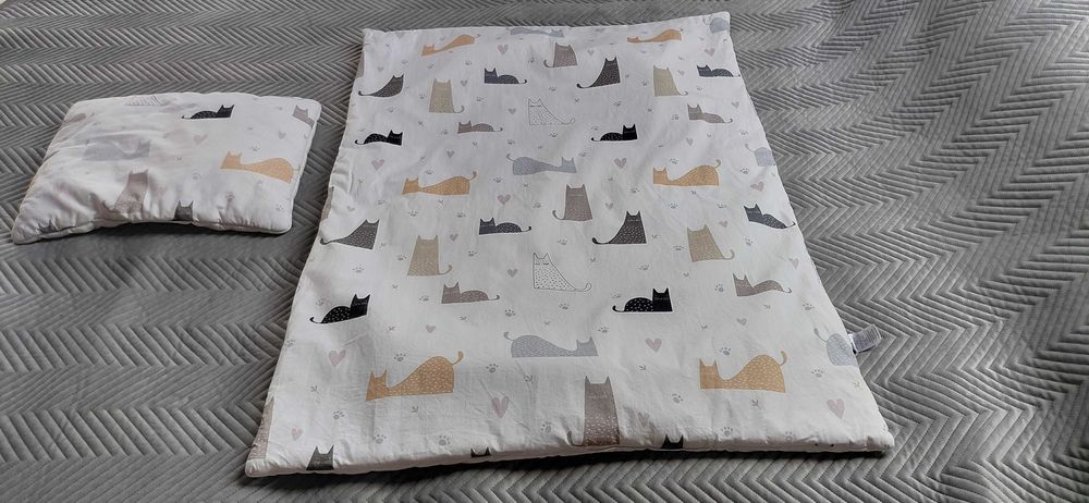 Kołdra i poduszka w kotki dla dziecka