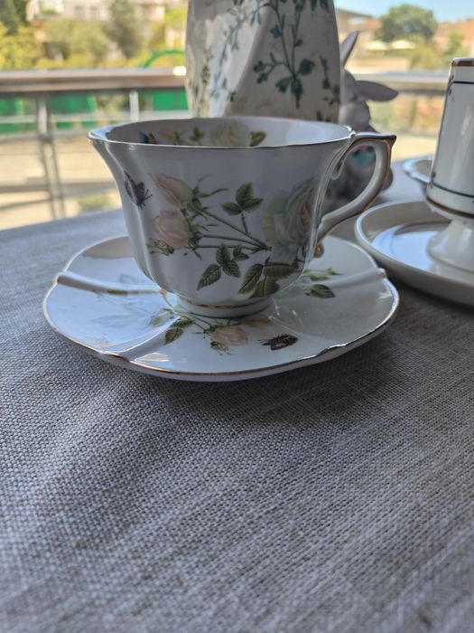 Chávena de Chá em Porcelana Fina - Estilo Clássico Floral