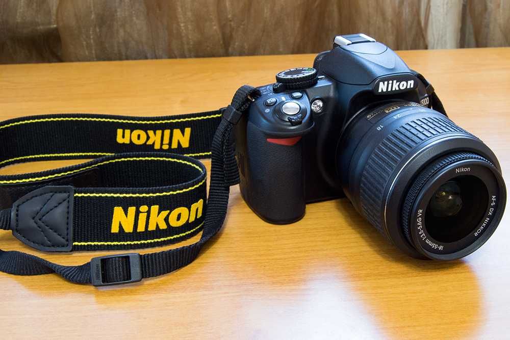 Дзеркальний фотоапарат Nikon D3100 з об’єктивом. Комплект