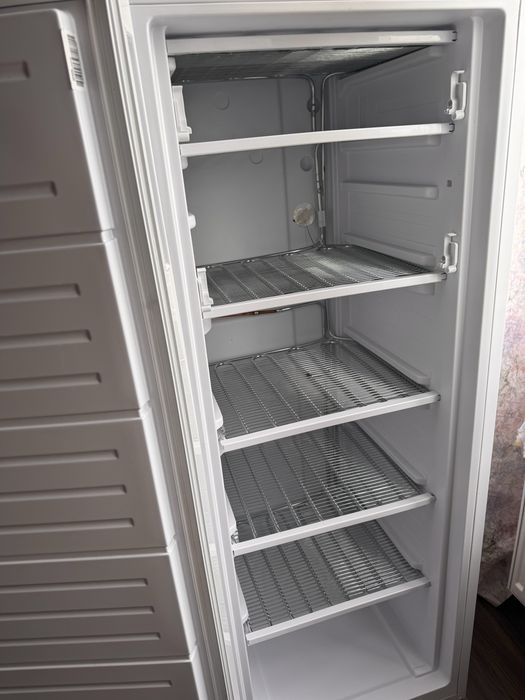 Продається Морозильна камера Vestfrost CMF144W