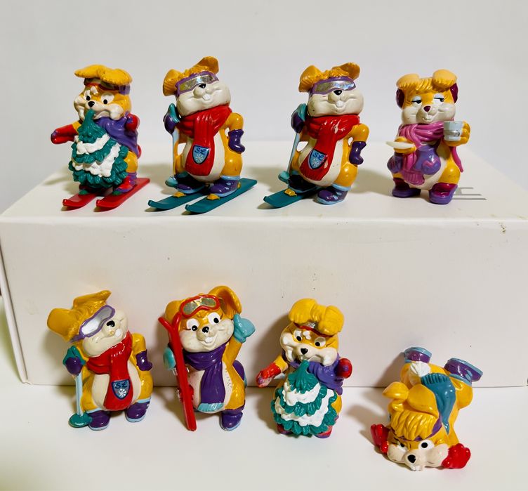 Kinder surprise, кіндер, зайці, кроти, динозаври, смурфи