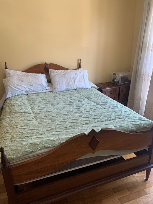 Quarto casal com mesa de cabeceira