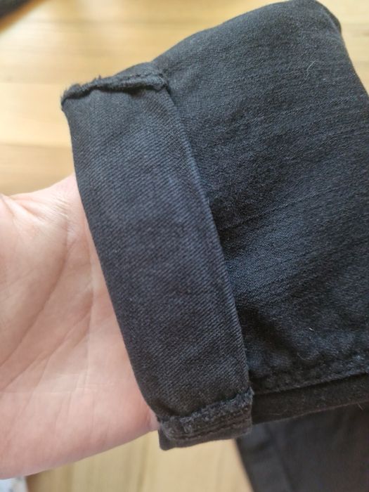 Czarne spodnie rurki z dziurami. STRADIVARIUSRozm. S